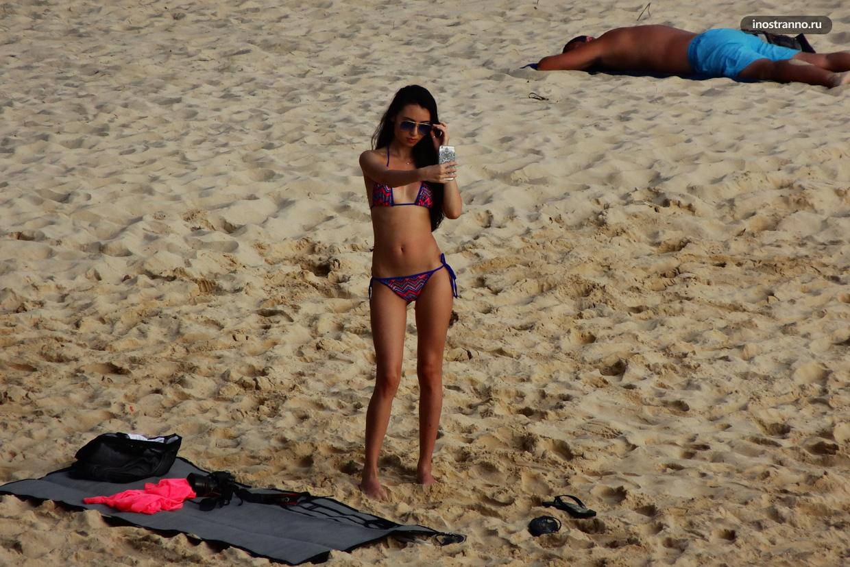 Девушка топлесс на пляже в Болгарии 