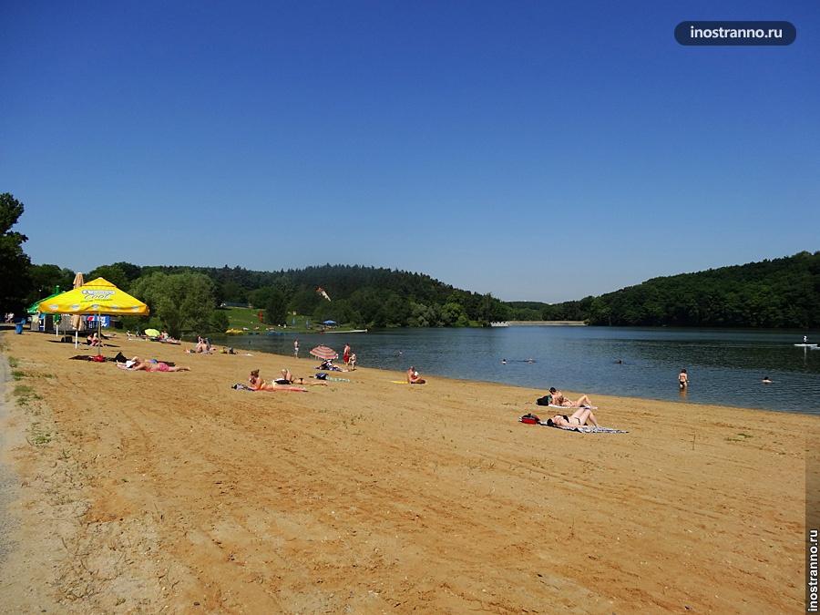 Озеро Хостиварж - Где искупаться в Праге в жару