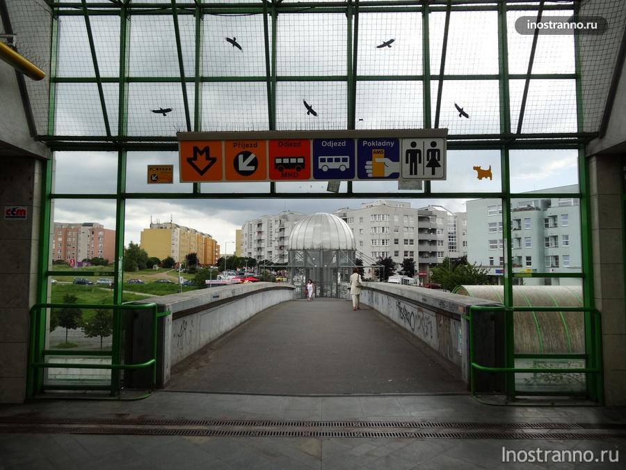 выход из станции метро в Праге