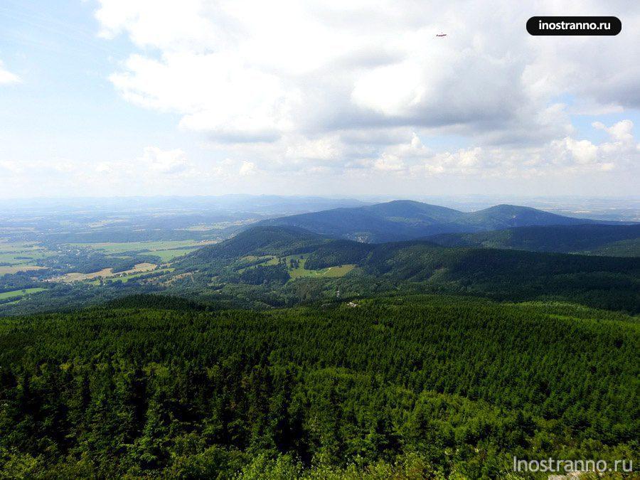 горный хребет и лес в Чехии