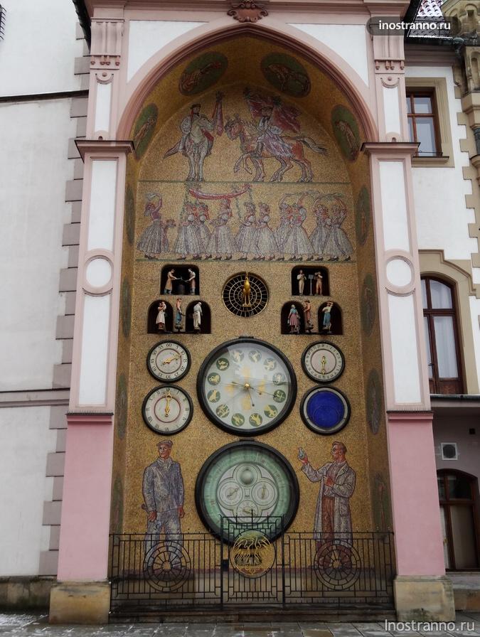 часы на центральной площади оломоуца