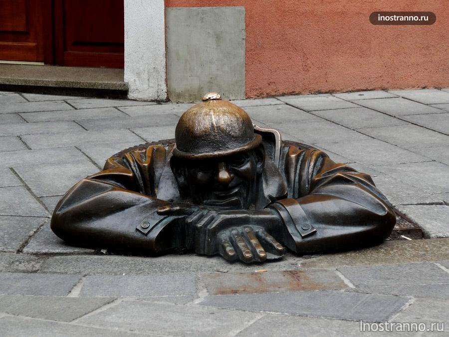 скульптура водопроводчик Cumil в Братиславе
