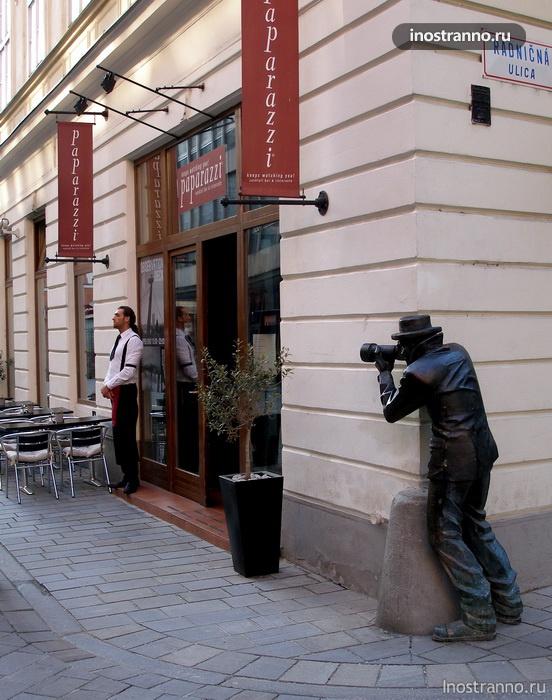 скульптура Paparazzi в Братиславе, Словакия