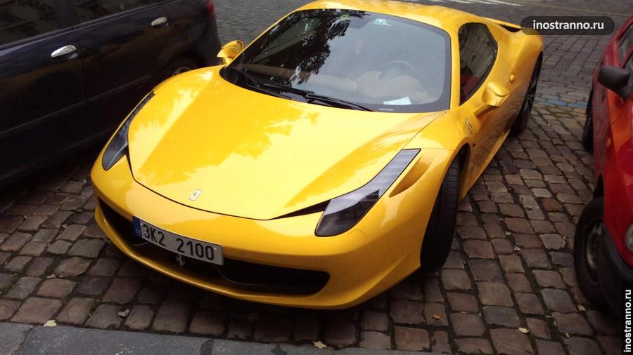 Желтый Ferrari