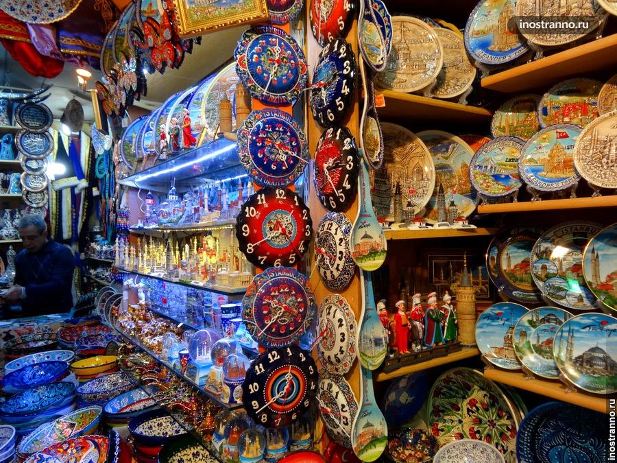 Товары из турции. Кемералты базар Измир. Турецкие сувениры. Турецкие сувенирные лавки. Турецкие сувениры на рынке.
