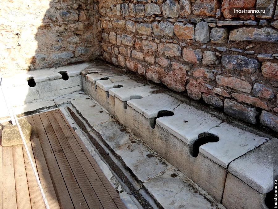 общественный туалет в эфесе