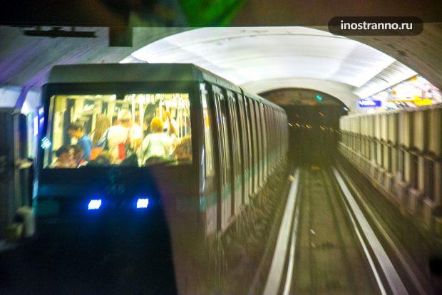 Автоматическое метро в Париже без машиниста