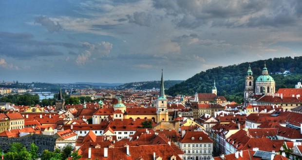 Красные черепичные крыши Праги