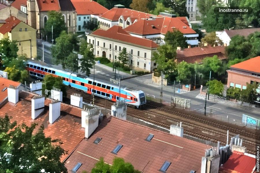 Фото поезда в Праге с высоты