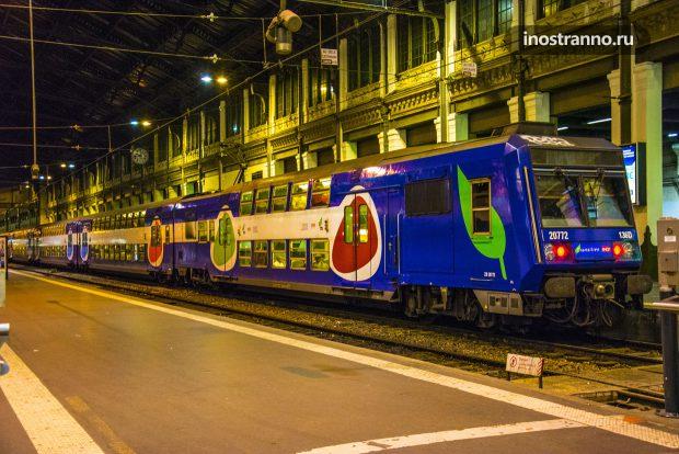 Поезд электричка RER в Париже