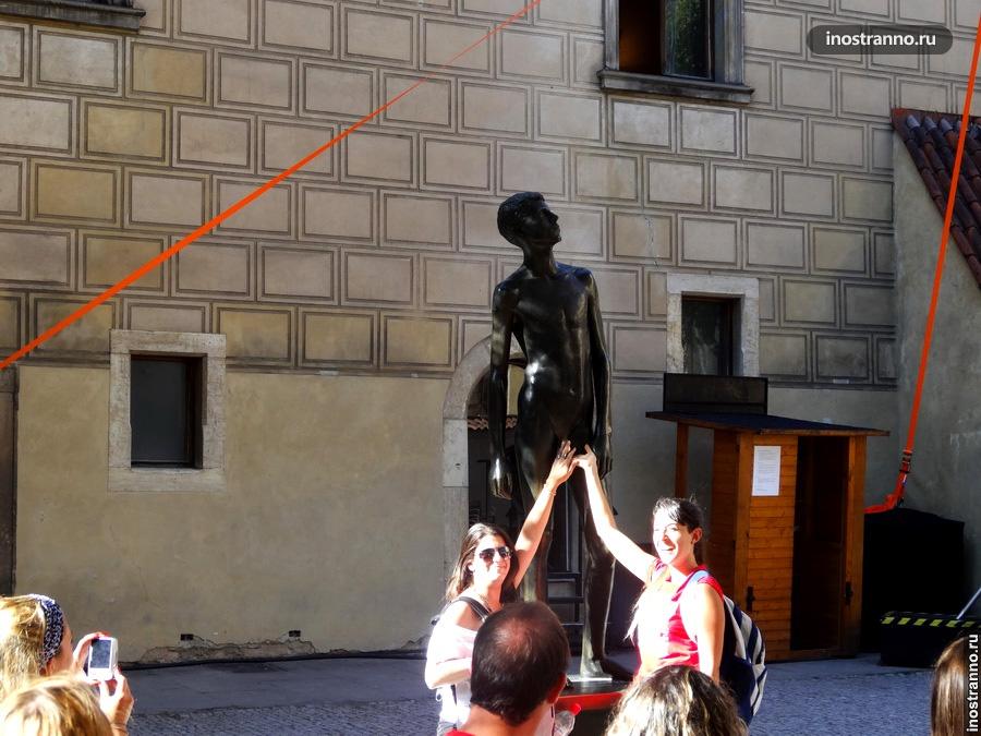 Обнаженный мальчик - Статуя в Праге