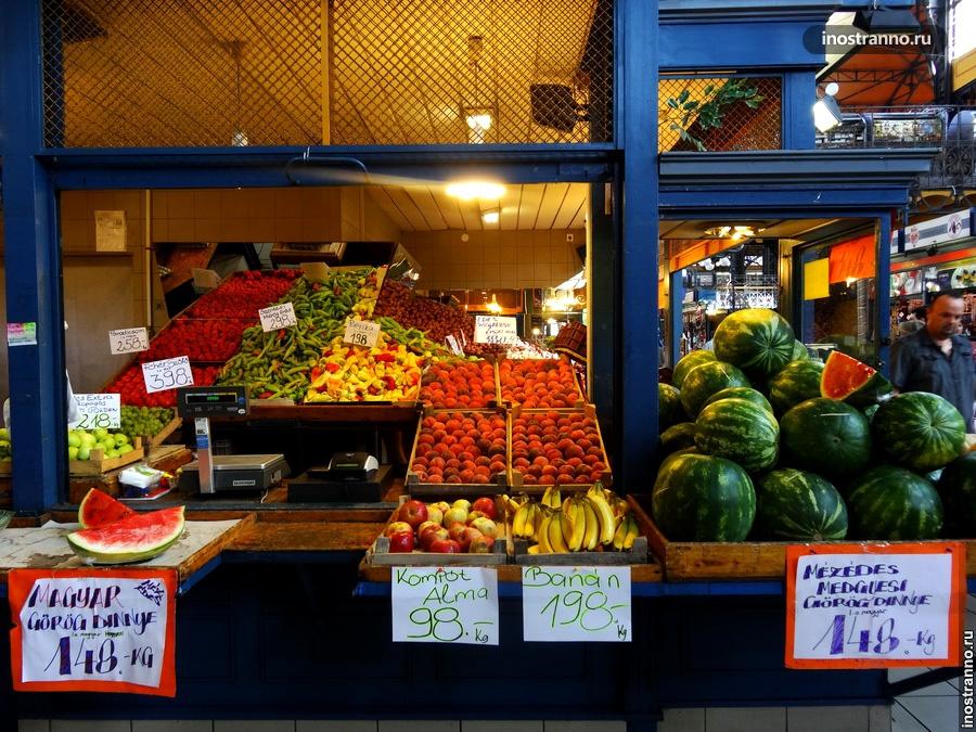Фрукты и овощи на рынке в Будапеште