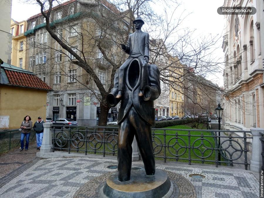 Скульптура Кафка в Праге