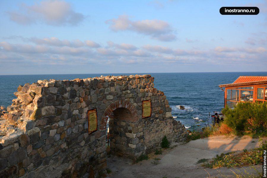 Руины крепостной стены в Созополе