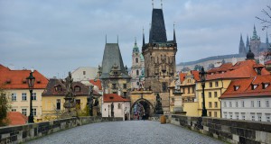 Карлов мост в Праге без русских туристов