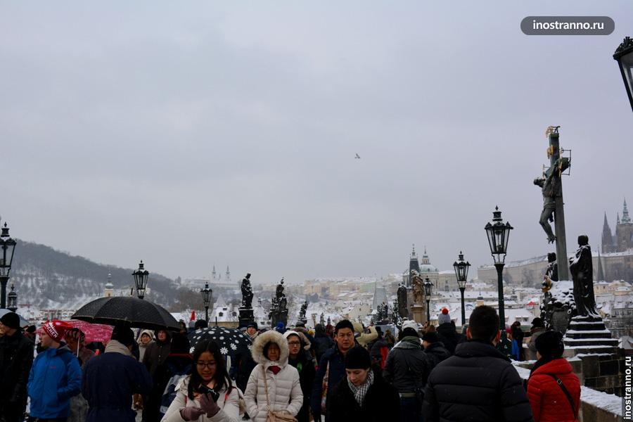 Карлов мост - толпы туристов