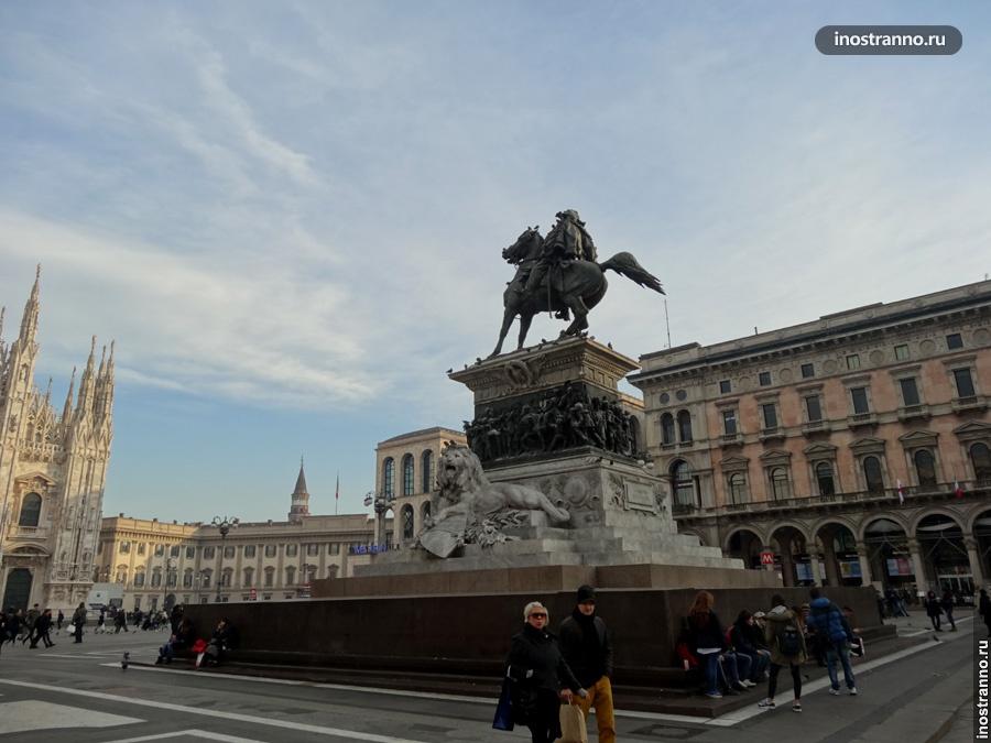 Памятник у Дуомо
