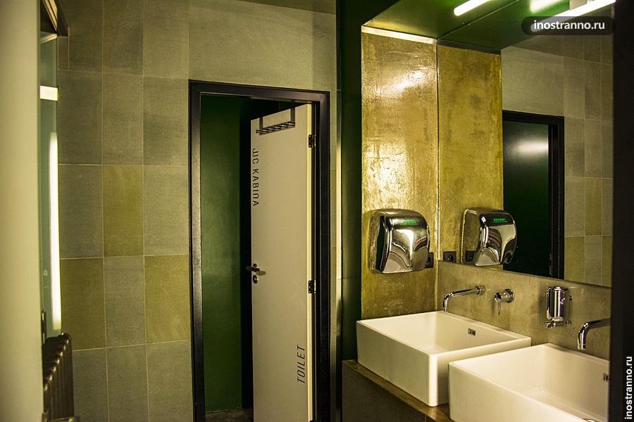 Туалет в хостеле Праги