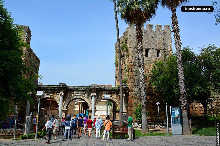 Ворота Адриана в Анталии