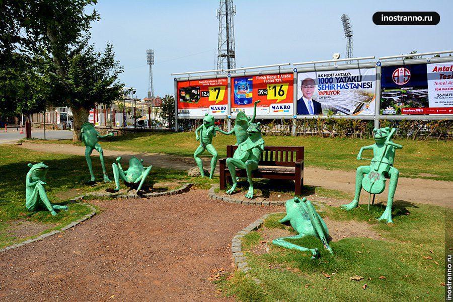 Скульптура зеленая лягушка