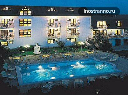 Отель Праги с бассейном Hotel Monica