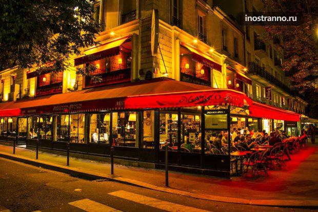 Кафе в ночном Париже