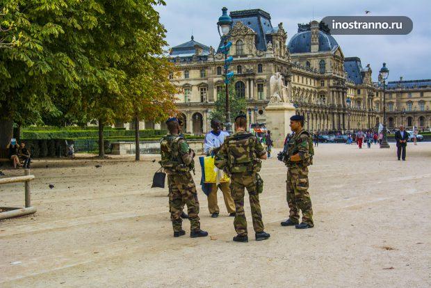 Военные солдаты на улицах Парижа