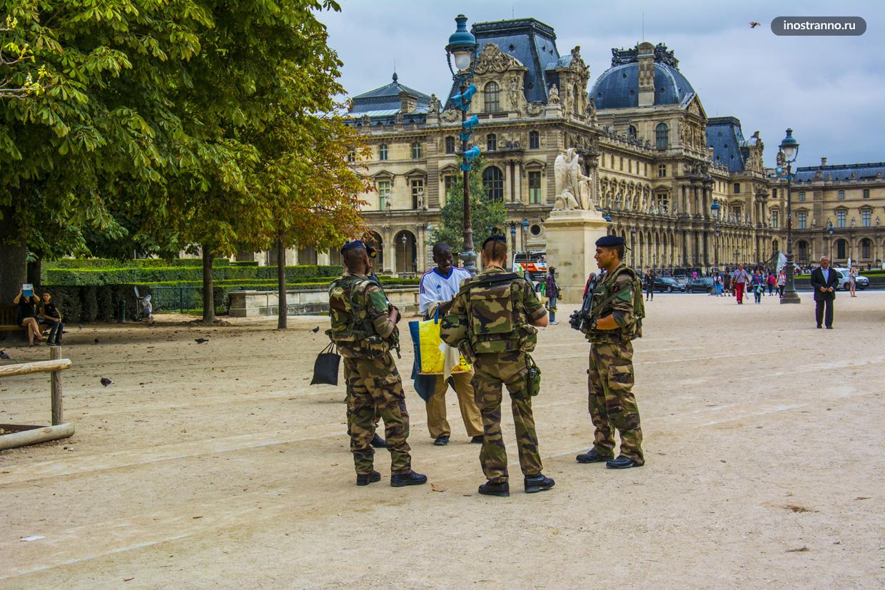 Военные солдаты на улицах Парижа