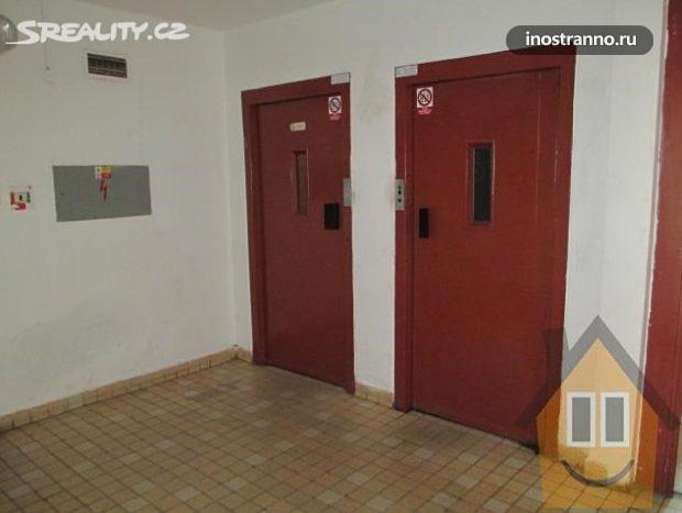 Подъезд и лифт в доме Кладно