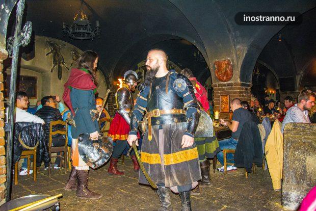 Шоу в средневековой корчме Детенице в Чехии