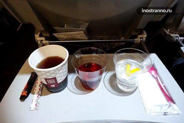 Напитки во время полета Катарских авиалиний