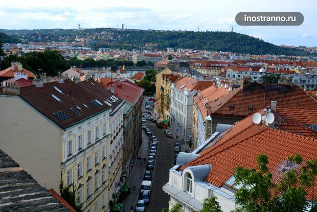 Красные черепичные крыши Праги