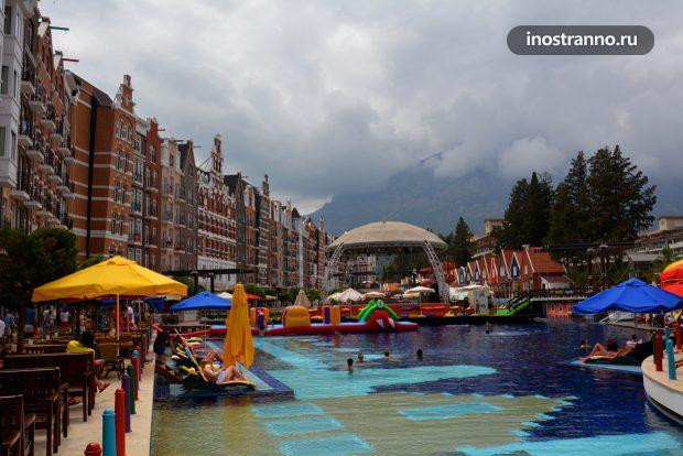 Бассейн в отеле