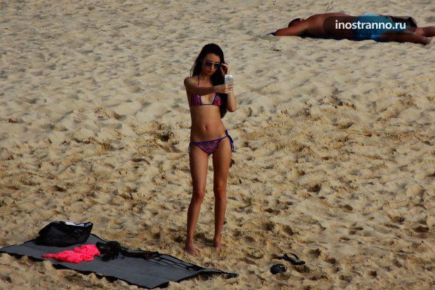 Пляж в Таиланде с топлесс девушкой