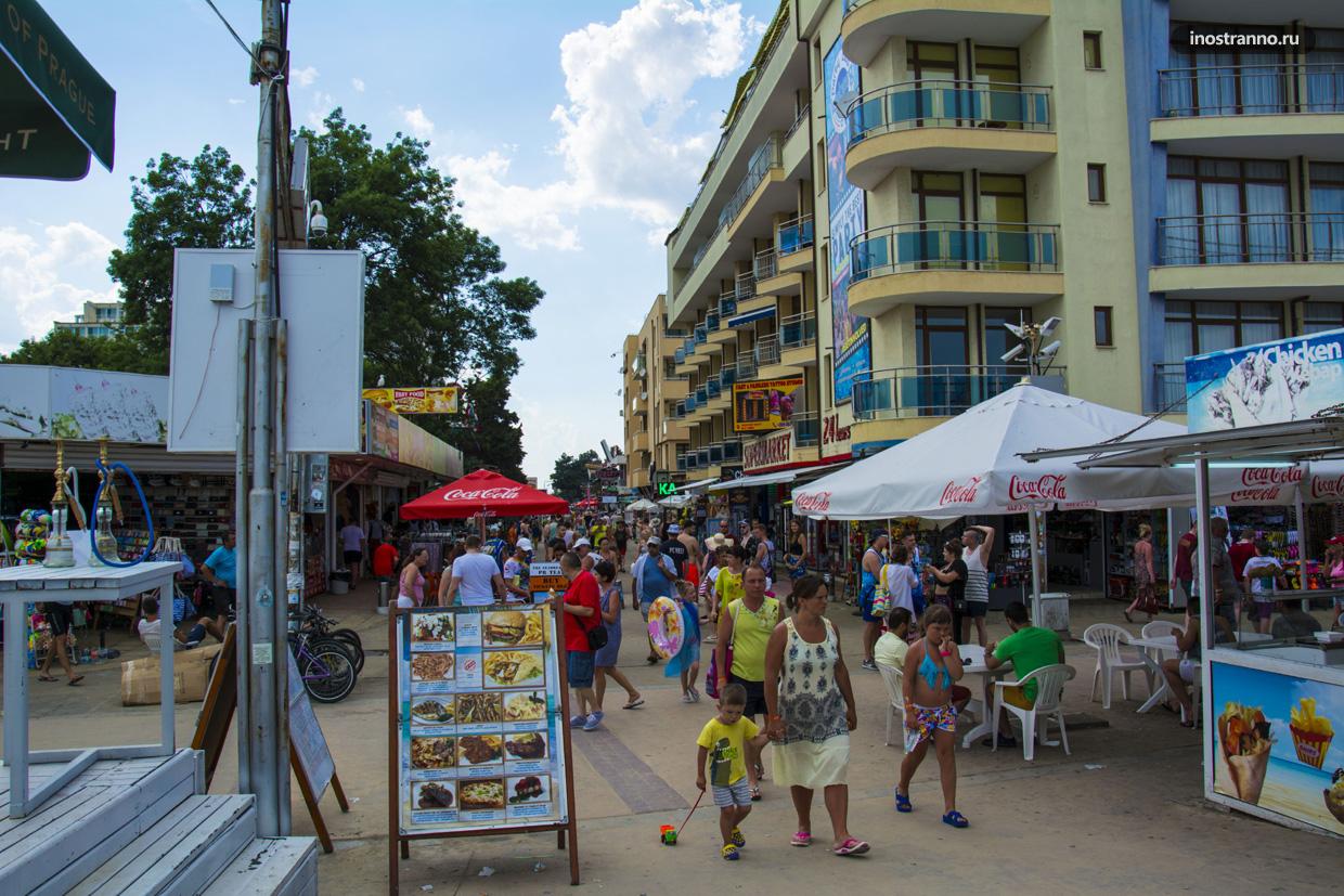 Улица курорта Солнечный берег в Болгарии