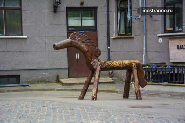 Скульптура лошади в Риге