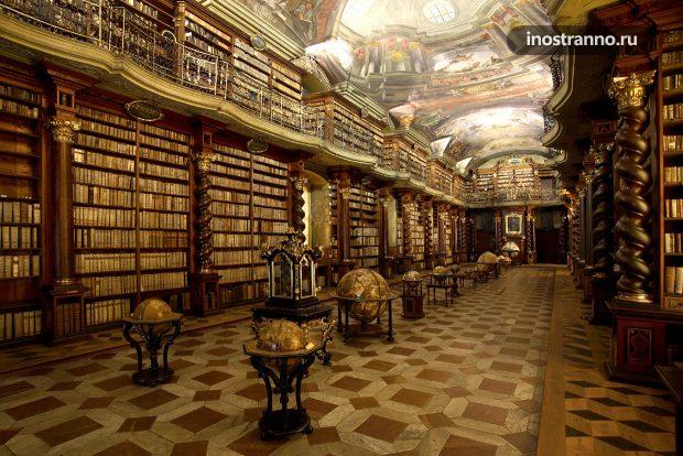 Красивая библиотека Чешской Республики в Клементинуме, Прага