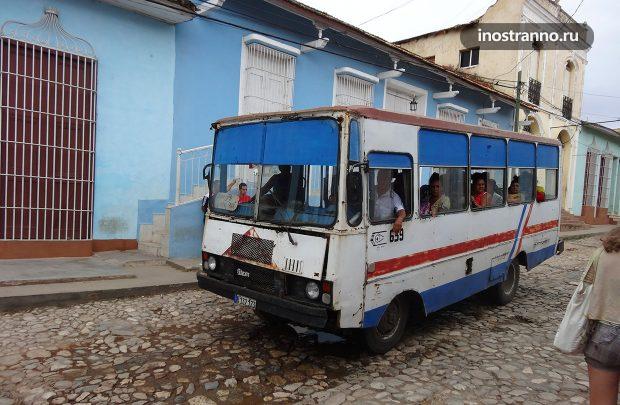 Ретро автобус на Кубе