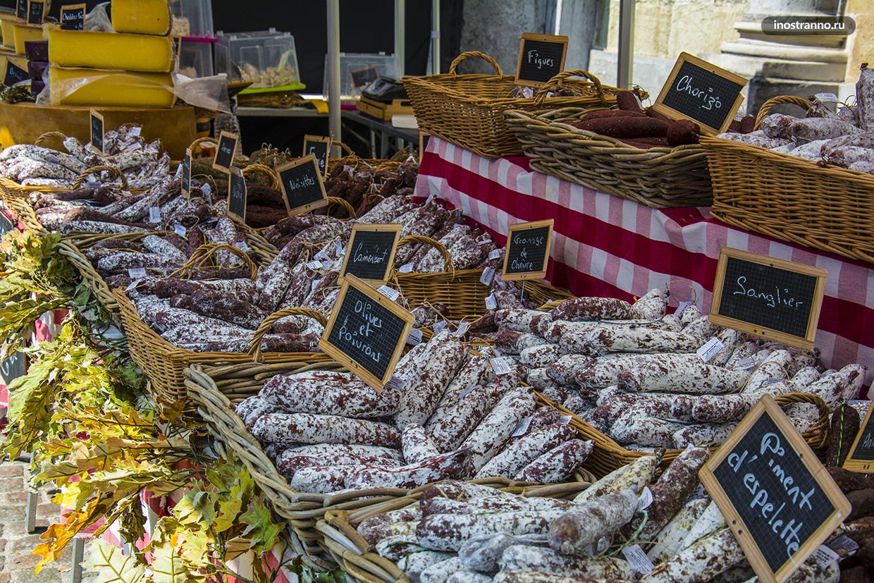 Колбасы на рынке в Бельгии