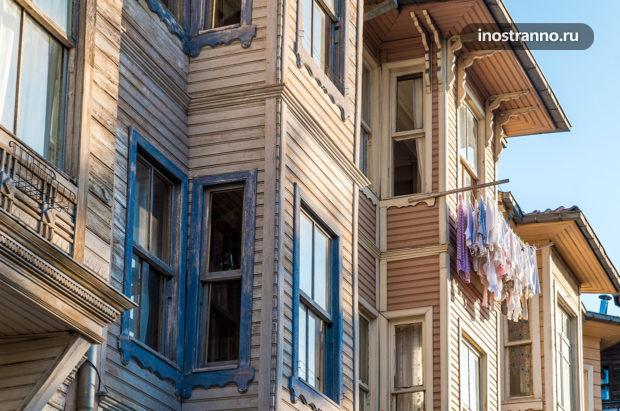 Интересный район Стамбула с деревянными домами