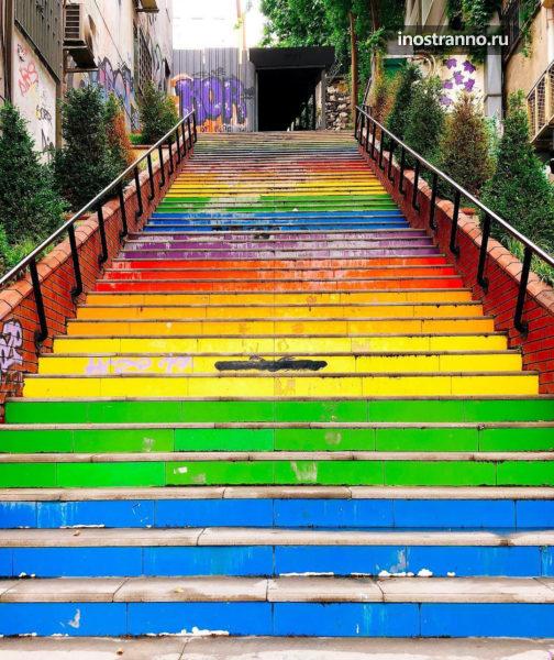 Разноцветная лестница в Стамбуле необычное место