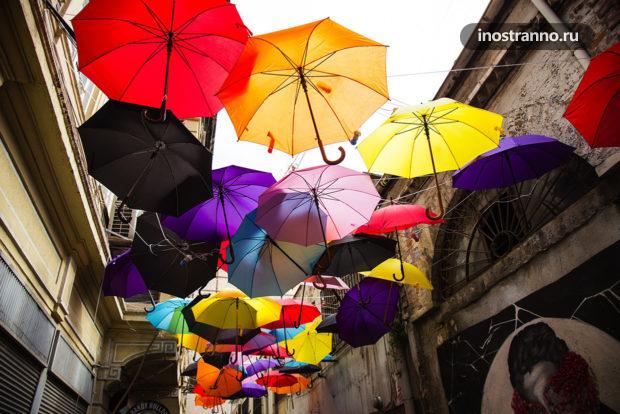 Улица с зонтиками в районе Каракей в Стамбуле
