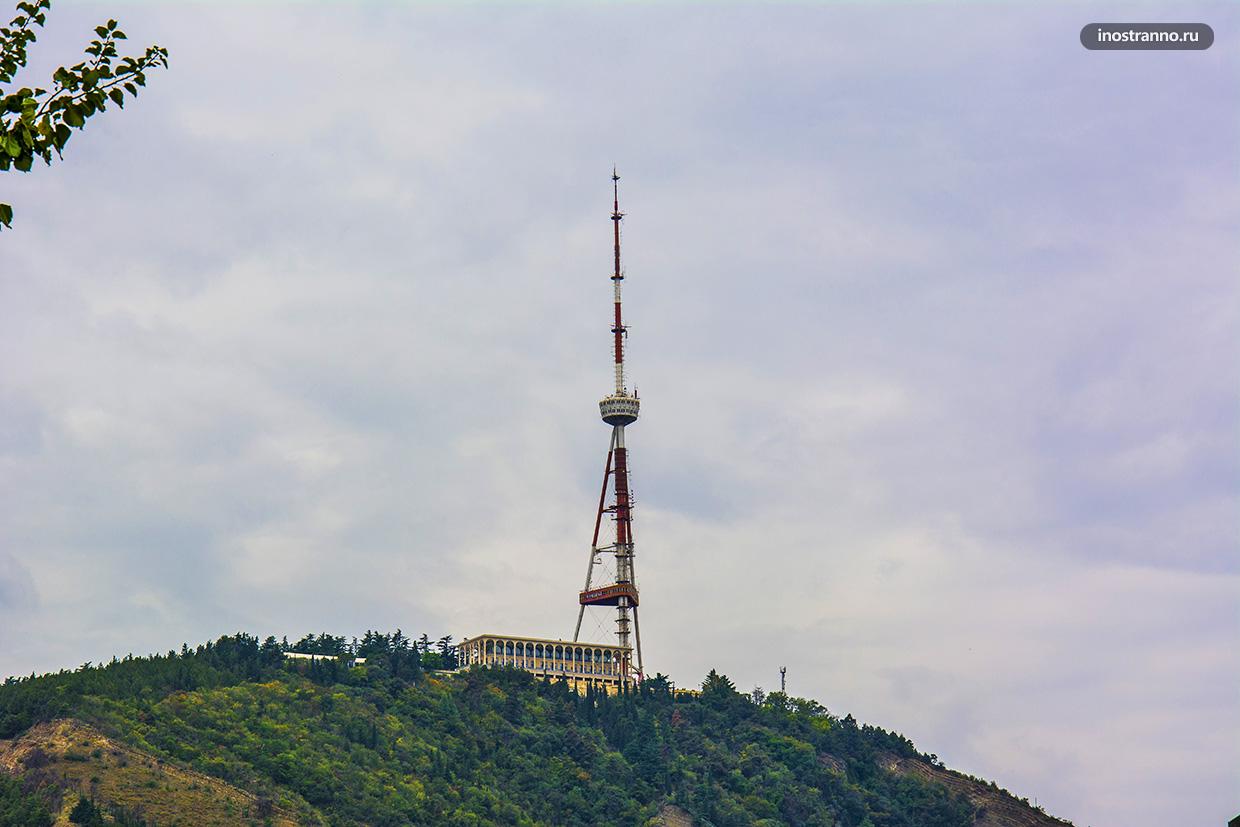 Гора Мтацминда в Телебашней в Тбилиси