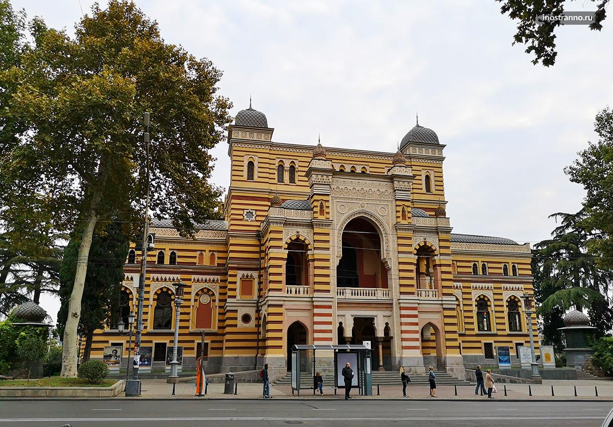 Проспект Руставели и театра оперы и балета в Тбилиси