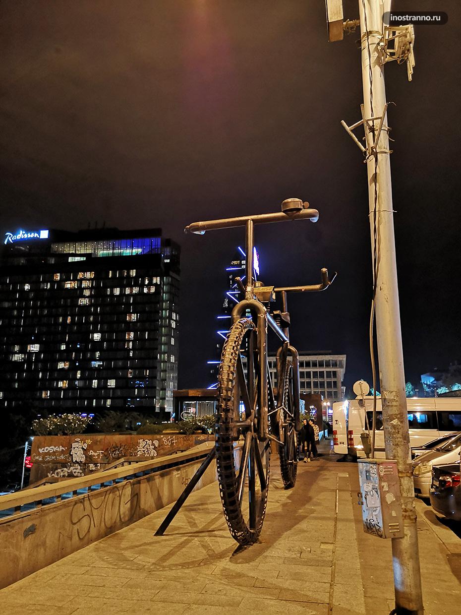 Необычная скульптура велосипед в Тбилиси