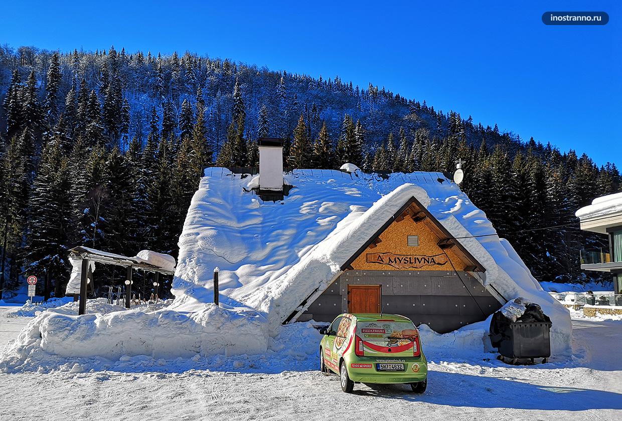 Дом зимой в Европе