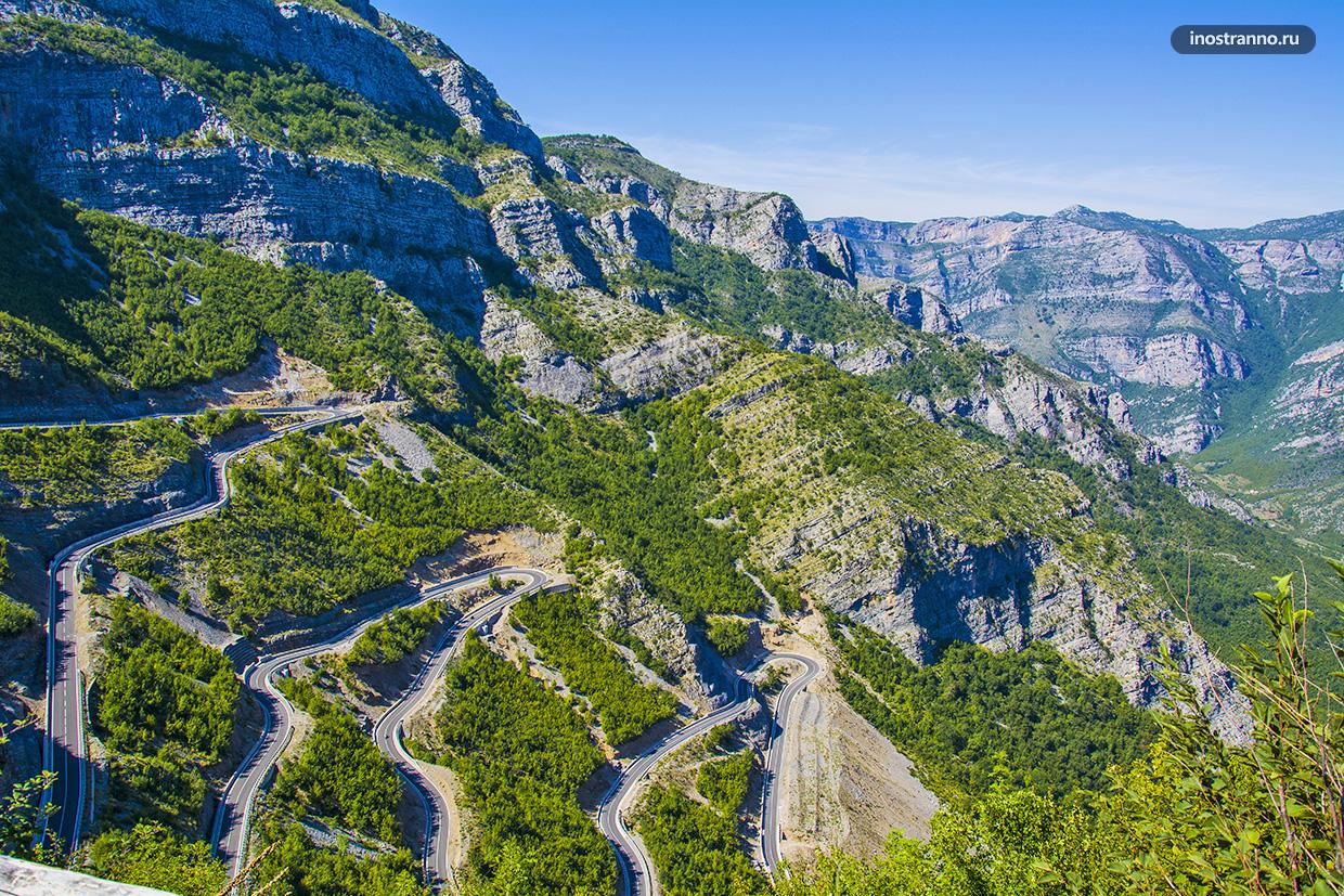 Красивая горная дорога с серпантинами в Албании
