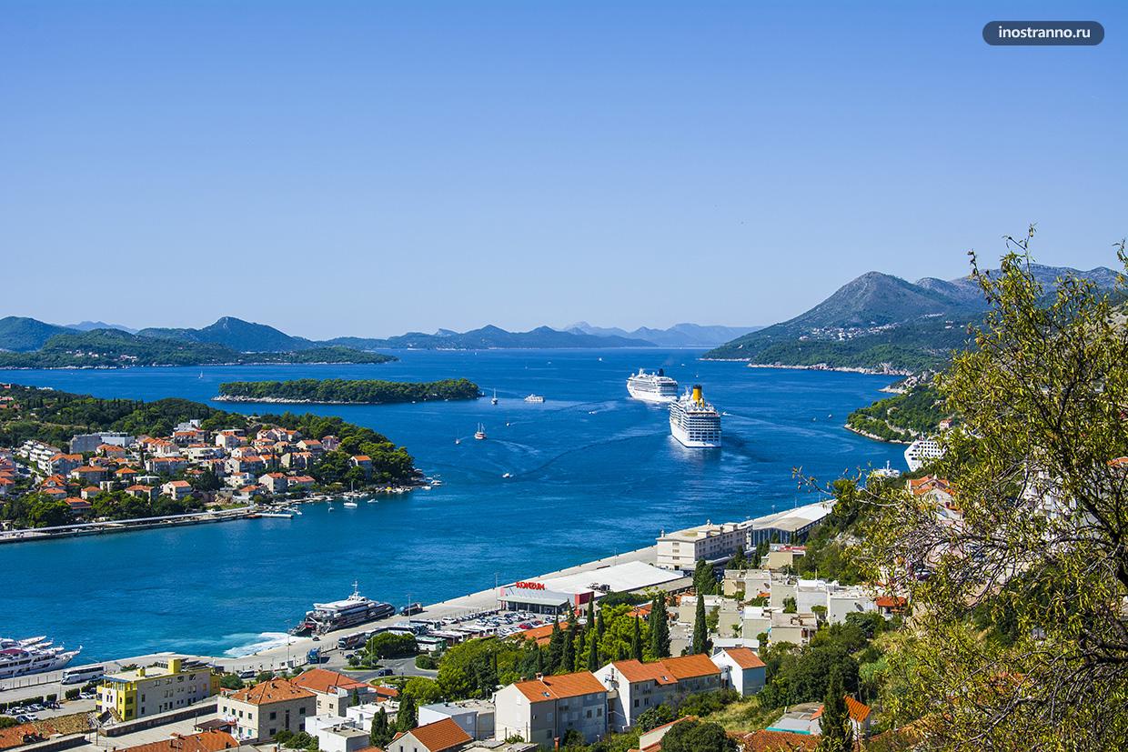 Порт в Дубровнике с круизным лайнером