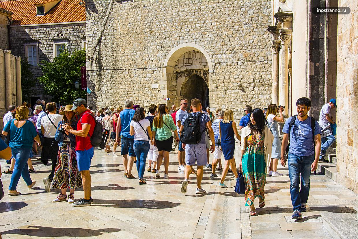 Туристы в Дубровнике