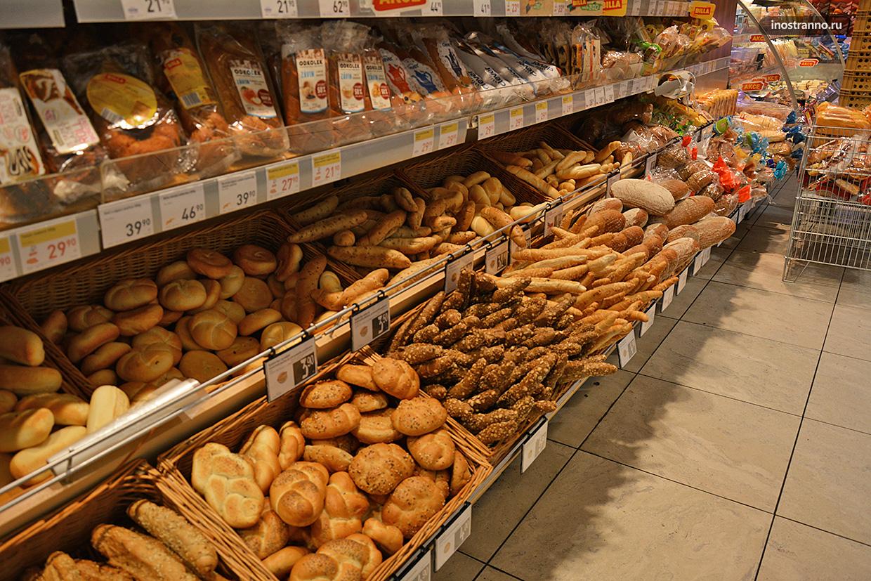 Хлеб сеть магазинов. Выкладка хлеба. Магазин хлебобулочных изделий. Выкладка хлебобулочных изделий в магазине. Хлеб в магазине.